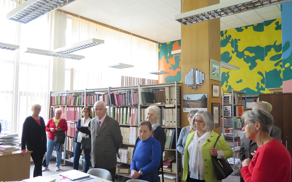 Uczestnicy akcji podczas zwiedzania Czytelni Regionalnej