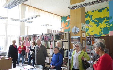 Uczestnicy akcji podczas zwiedzania Czytelni Regionalnej