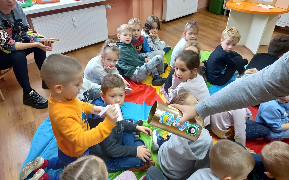 Przedszkolaki w bibliotece i zagadki do teatrzyku Kamishibai