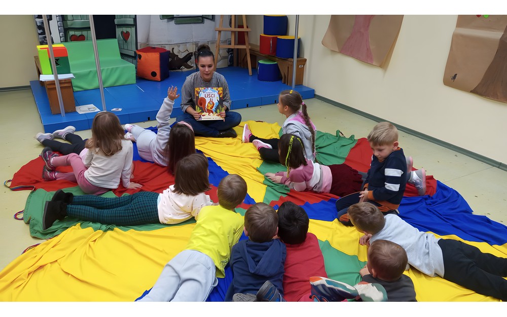 Bibliotekarka czyta książkę