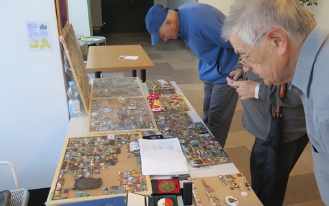 Uczestnicy Giełdy Kolekcjonerskiej oglądają zbiory