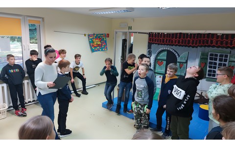 Bibliotekarka czyta bajkę CZerwony Kapturek