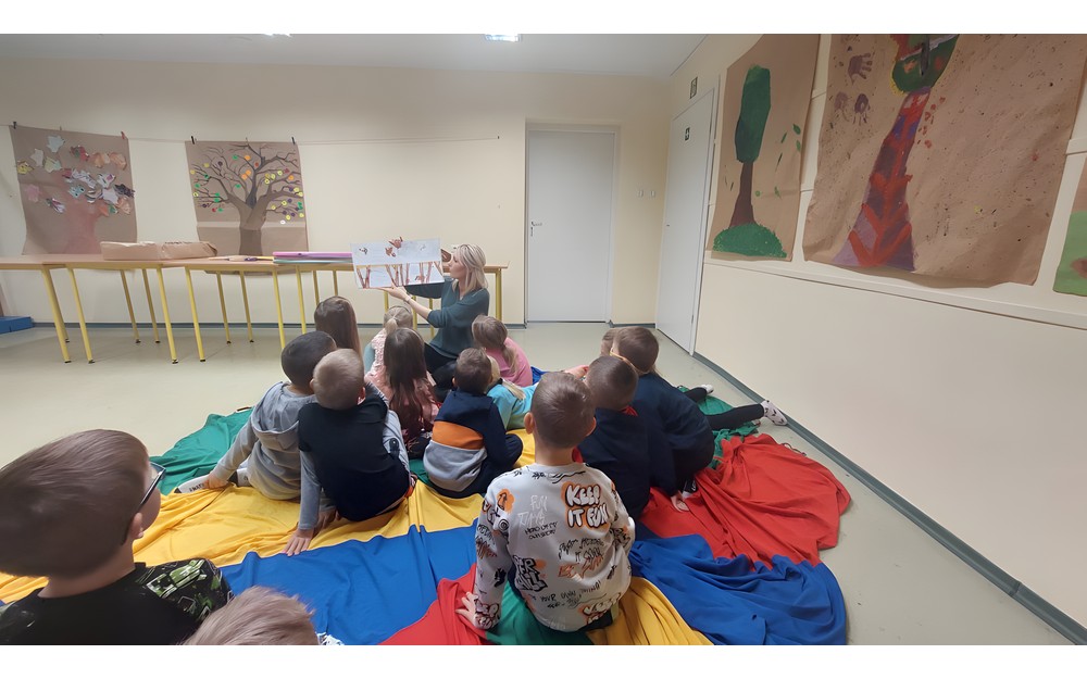 Bibliotekarka czyta dzieciom książkę