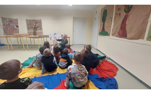 Bibliotekarka czyta dzieciom książkę