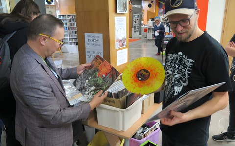 Dyrektor KBP Dariusz Pawlikowski oraz Mariusz Rodziewicz