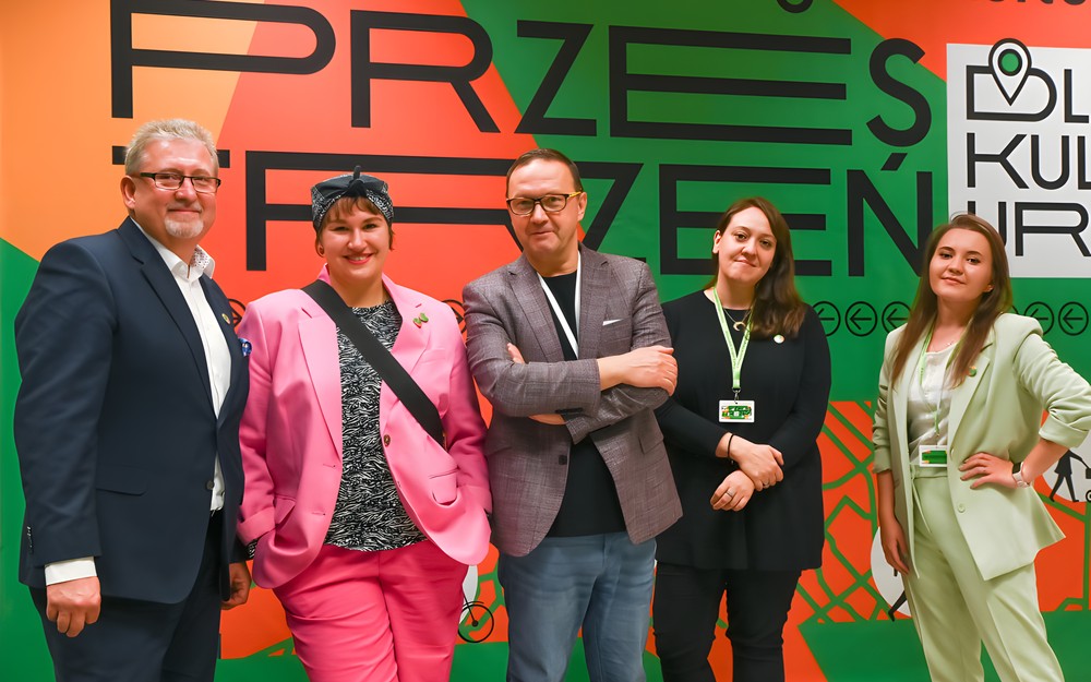 Przemysław Krzyżanowski, Barbara Wysmyk, Dariusz Pawlikowski, Anna Makochonik i Klaudia Ogulewicz na tle grafiki III Koszalińskiego Kongresu Kultury.