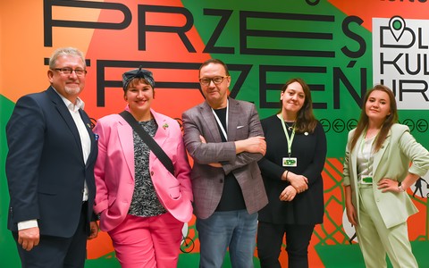 Przemysław Krzyżanowski, Barbara Wysmyk, Dariusz Pawlikowski, Anna Makochonik i Klaudia Ogulewicz na tle grafiki III Koszalińskiego Kongresu Kultury.
