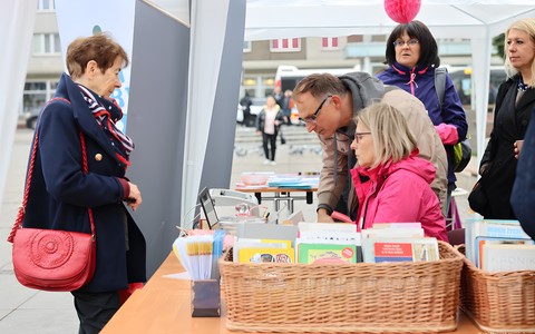 Mobilna Biblioteka podczas Marszu Różowej Wstążki.