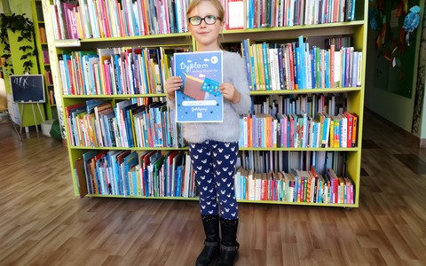Anastazja z dyplomem i kartą zapełnioną naklejkami
