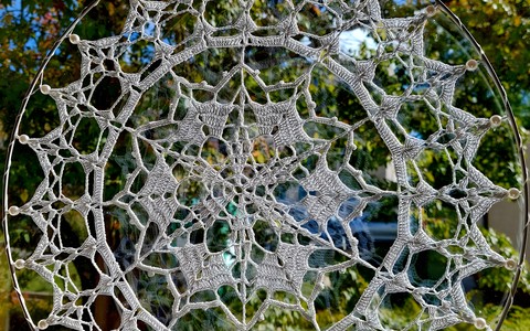 Na zdjęciu szydełkowa mandala Joli