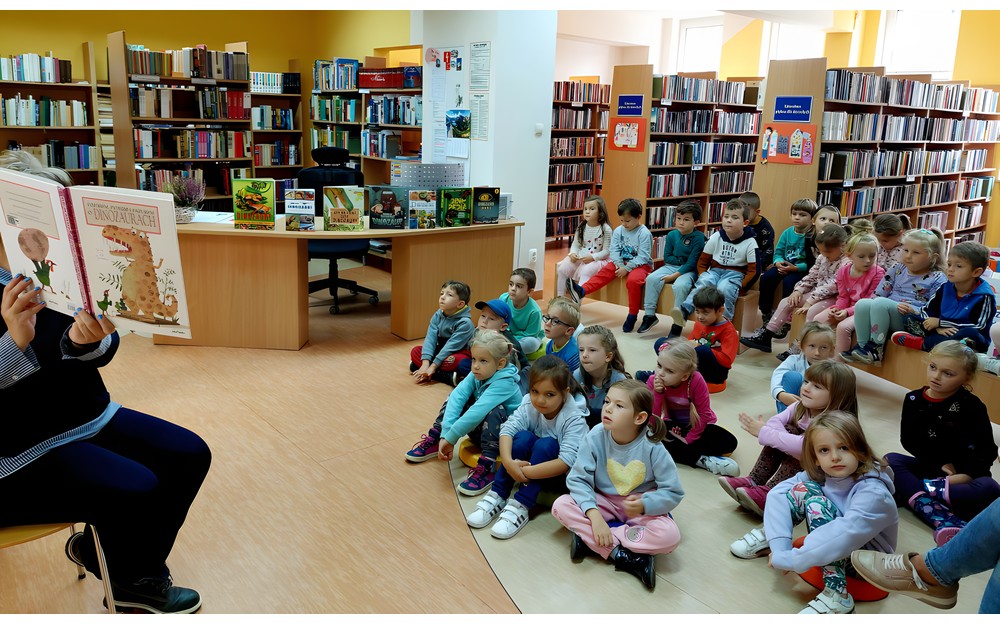 Gosia czyta przedszkolakom książeczkę pt.DZIOBEM, PIÓREM I PAZUREM O DINOZAURACH