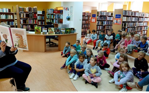 Gosia czyta przedszkolakom książeczkę pt.DZIOBEM, PIÓREM I PAZUREM O DINOZAURACH