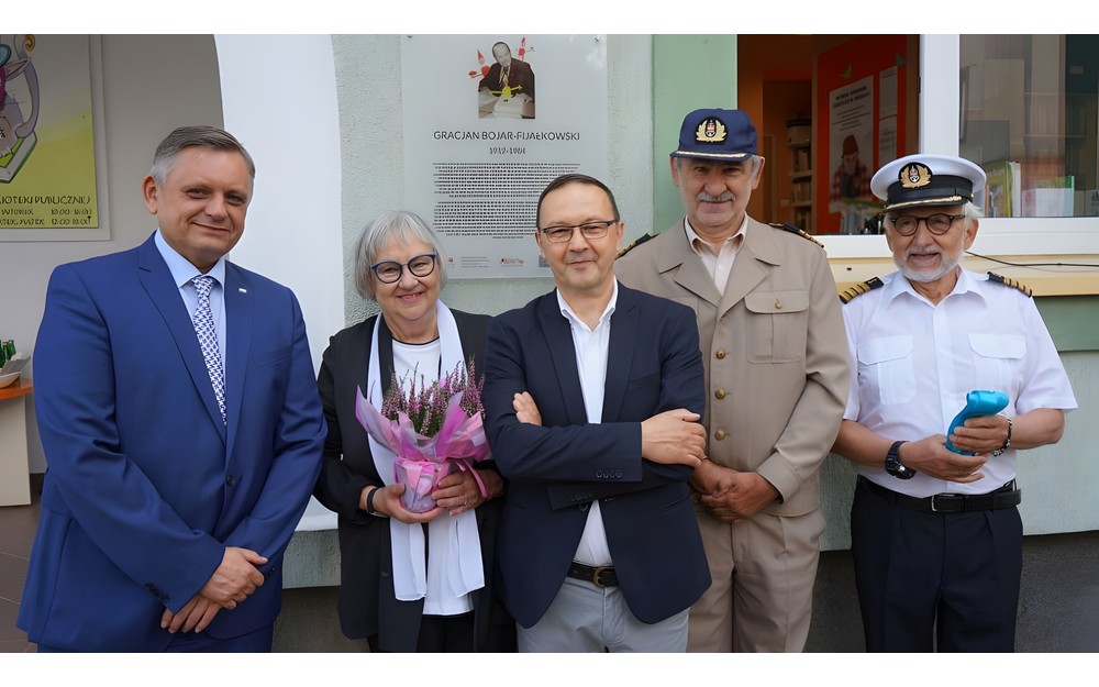 Pamiątkowe zdjęcie na tle odsłoniętej tablicy. Od lewej: Prezydent Koszalina Piotr Jedliński, Anna Bojar-Fijałkowska, Dyrektor KBP Dariusz Pawlikowski, Czesław oraz Zbigniew Bojar-Fijałkowscy