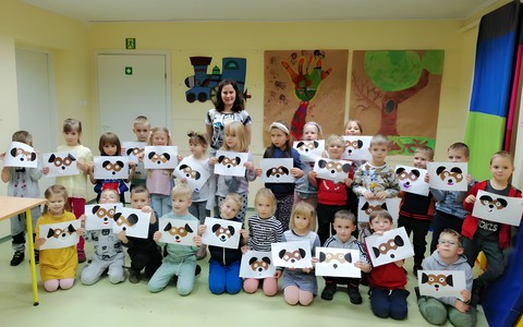 Zdjęcie grupowe: Przedszkolaki prezentują swoje prace plastyczne