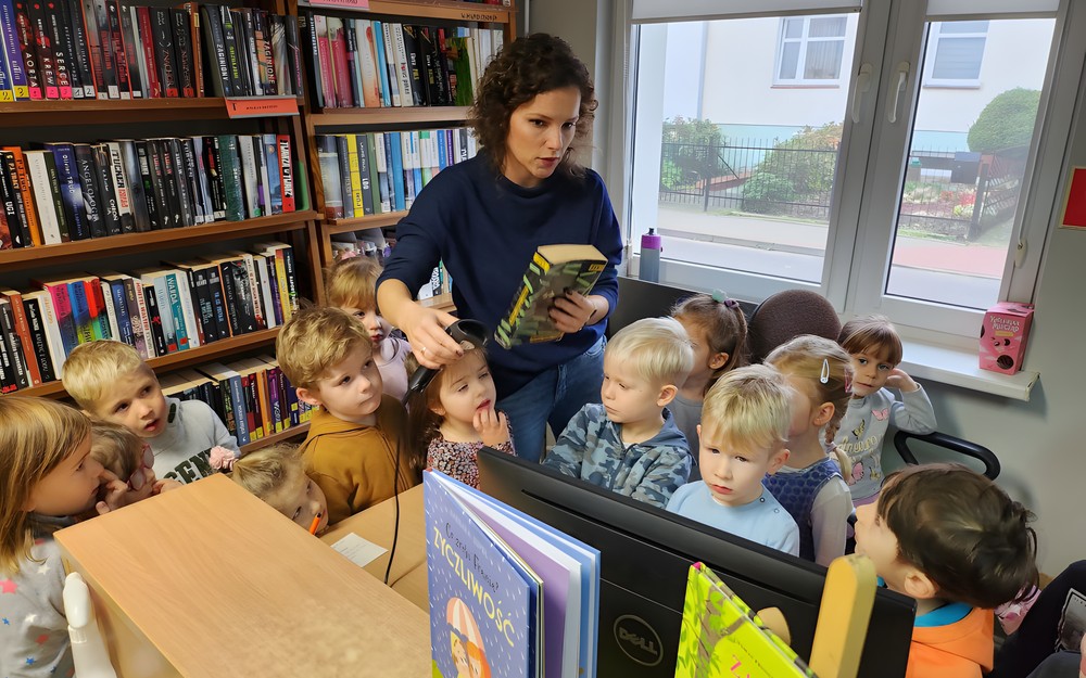 Bibliotekarka prezentuje książkę