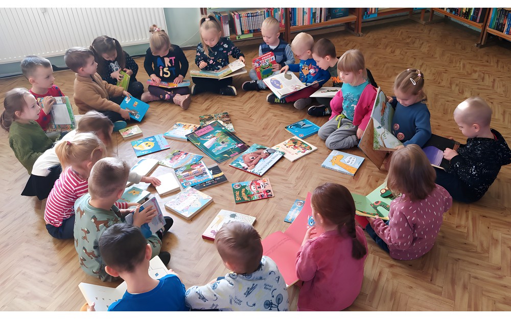Grupa Mali Piraci ogląda książeczki dla dzieci