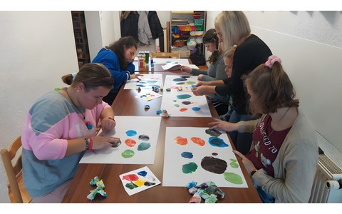 Grupa z SOSW maluje palcami