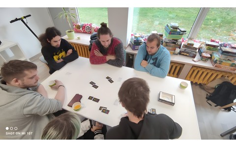 Bibliotekogranie, uczestnicy podczs rozgrywki (fot. Planszówki Koszalin)