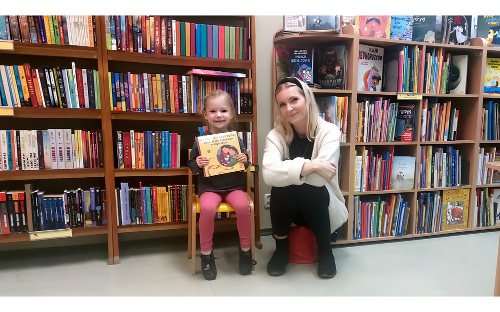 Dziewczynka z bibliotekarką