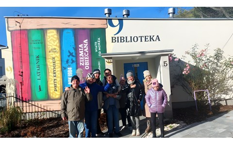 Wspólne zdjęcie przed biblioteką