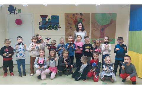 Dzieci prezentują prace plastyczne