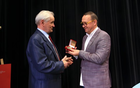 Dyrektor KBP Dariusz Pawlikowski przyjmuje medal z rąk Tadeusza Antkowiaka Przewodniczącego Zarządu Stowarzyszenia Osób Internowanych „CHEŁMINIACY 1982”