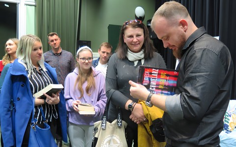 Wojciech Chmielarz podczas rozdawania autografów.