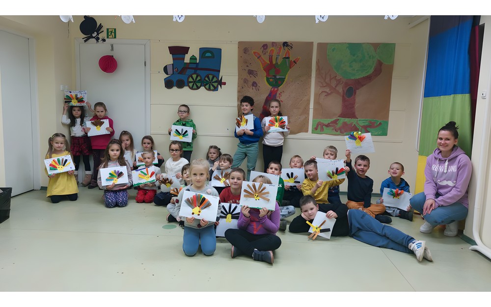 Dzieci prezentują swoje prace
