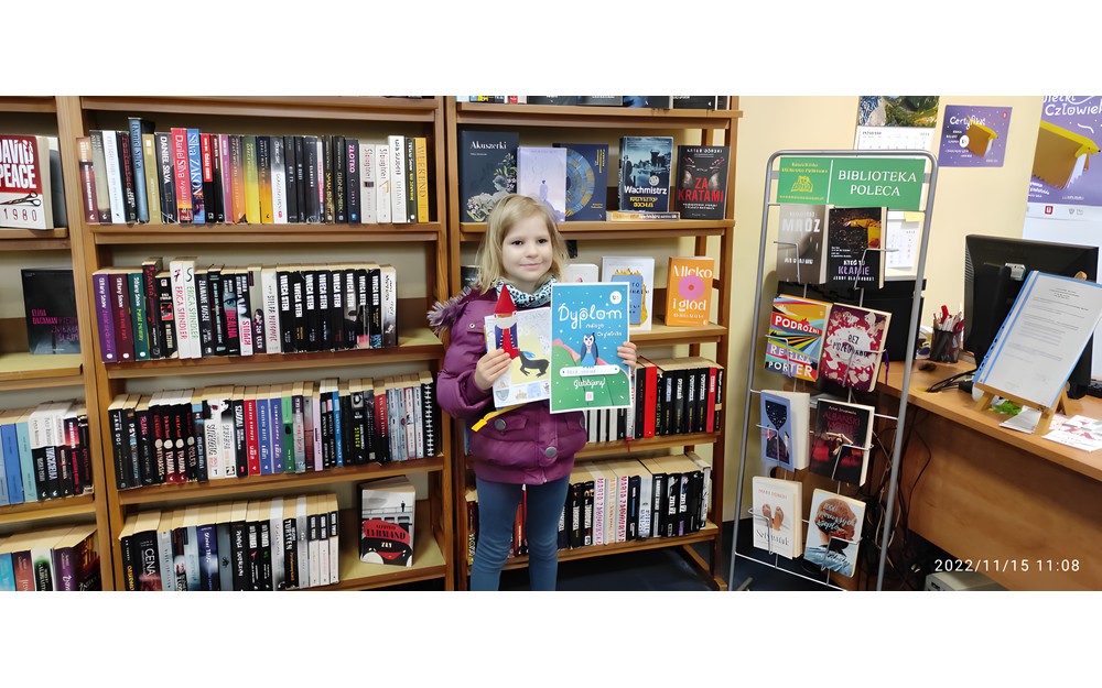 Dziewczynka odbiera dyplom