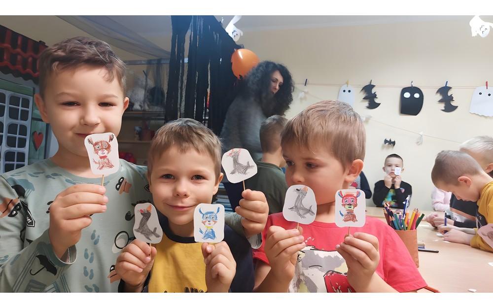 Dzieci prezentują swoje prace