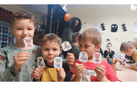 Dzieci prezentują swoje prace