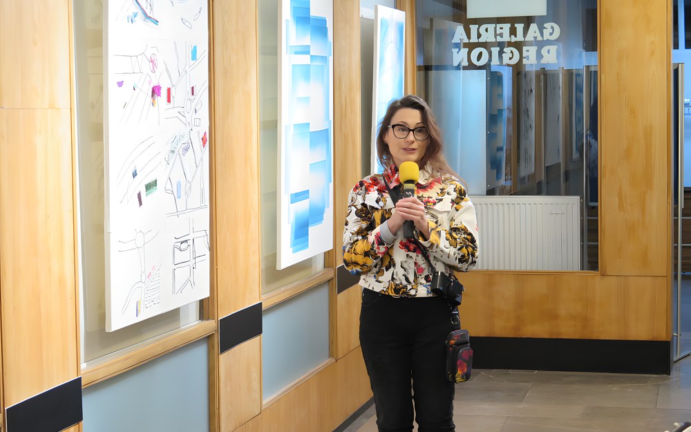 Weronika Teplicka podczas omawiania wystawy.