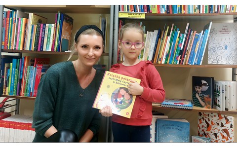 Zdjęcie dziewczynbki z bibliotekarką