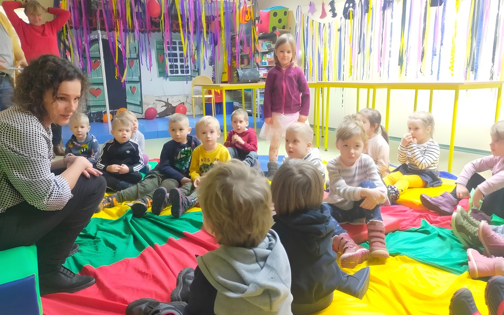 Bibliotekarka rozmawia z dziećmi