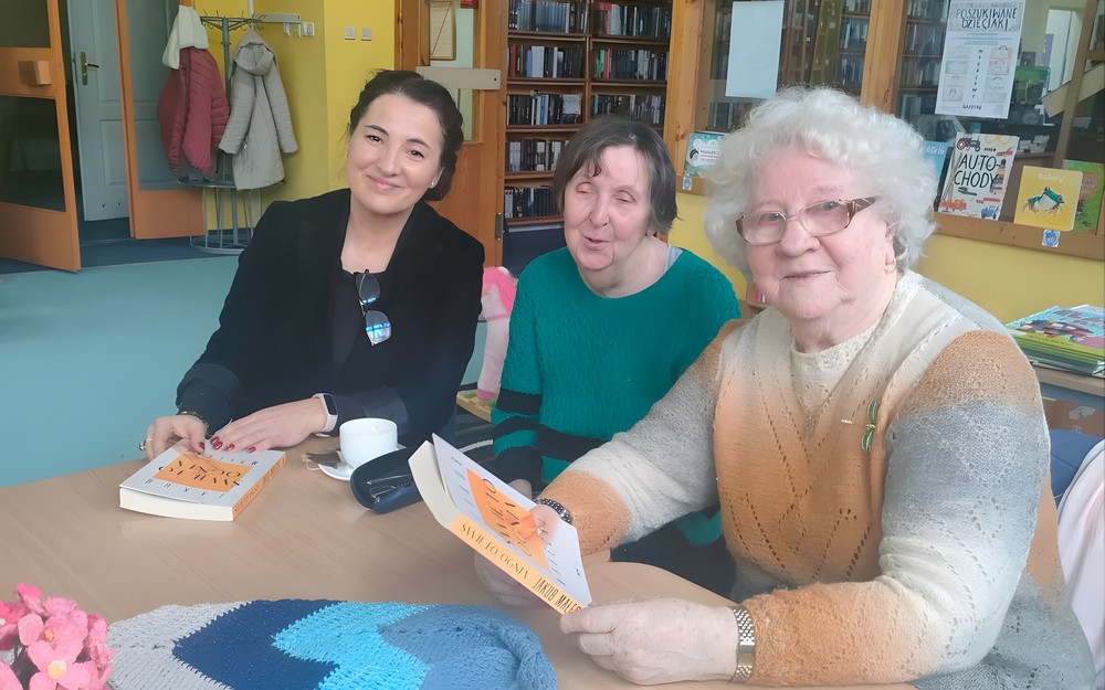 panie dyskutują o książce Święto ognia