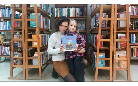 Zdjęcie dziewczynki z bibliotekarką