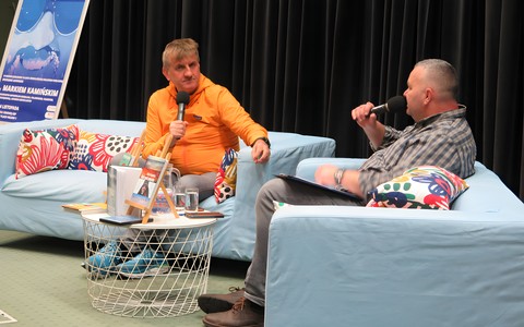 Marek Kamiński i Piotr Pawłowski na scenie w sali kinowej KBP