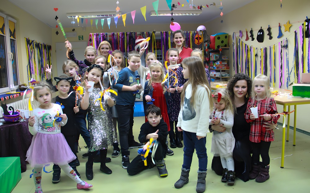 Dzieci z bibliotekarkami pozują do zdjęcia