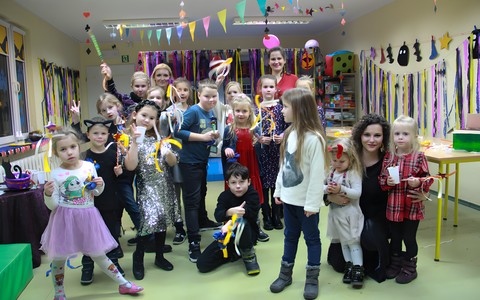 Dzieci z bibliotekarkami pozują do zdjęcia