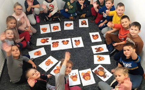 Grupa Mrówki ze swoimi miśkami namalowanymi widelcem