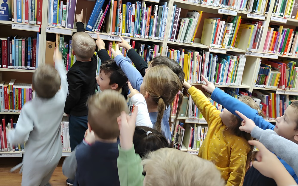 Przedszkolaki z Happy Days szukają zadań poukrywanych w bibliotece przez Mikołaja!