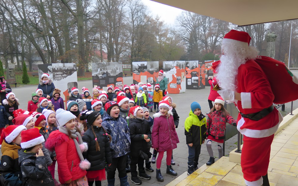 Dzieci z przedszkola nr 8 z Mikołajem