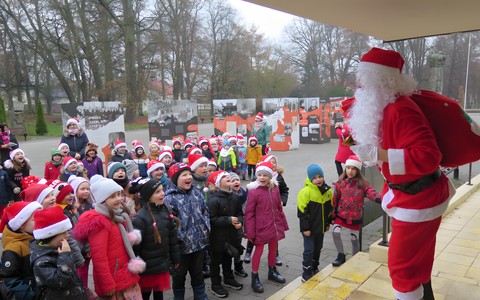 Dzieci z przedszkola nr 8 z Mikołajem