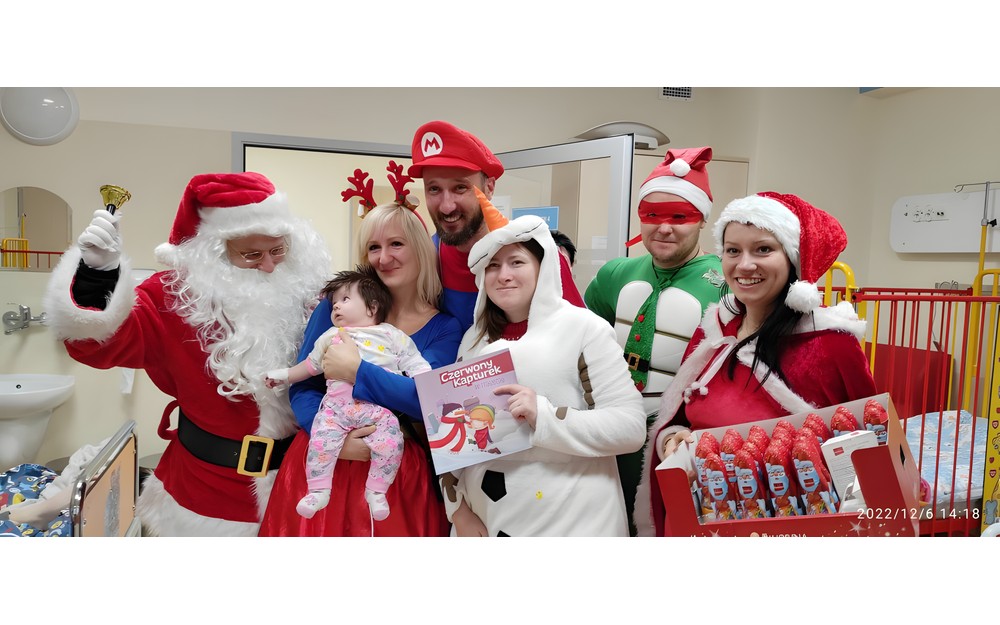 ekipa świętego Mikołaja z najmłodszą pacjentką oddziału