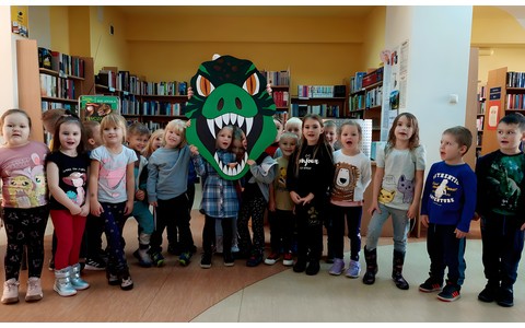 Grupa ANGLOZUCHÓW pozuje do wspólnego zdjęcia z Panem Gosiowym - naszym bibliotecznym T-rexem