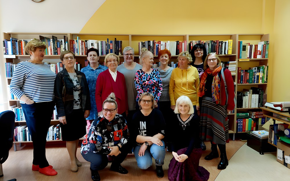 COOLturalne 6 pozują do wspólnego zdjęcia z autorką książek - Stanisławą SCHREUDER