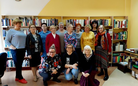 COOLturalne 6 pozują do wspólnego zdjęcia z autorką książek - Stanisławą SCHREUDER