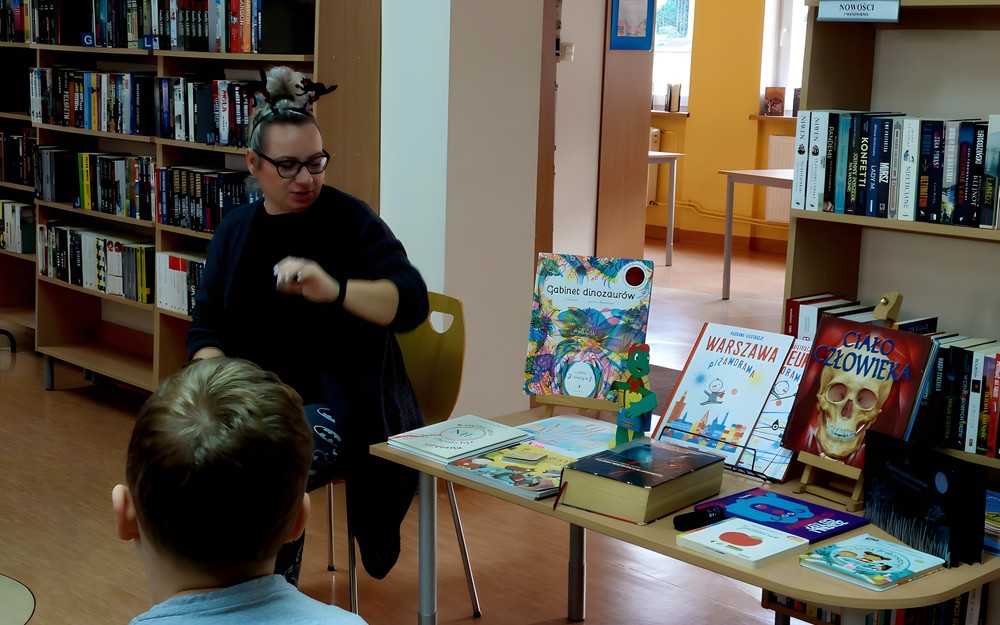 Gosia prezentuje dzieciom z klasy IIIC najpiękniejsze książki z naszych zbiorów