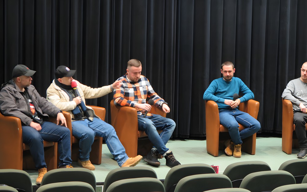 Iras, Stefan, Piecol, Szyna, Kondzioł i DJ WeeDJet podczas spotkania "Z archiwum koszalińskiego rapu"