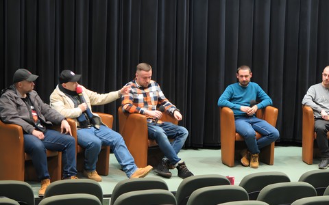 Iras, Stefan, Piecol, Szyna, Kondzioł i DJ WeeDJet podczas spotkania "Z archiwum koszalińskiego rapu"